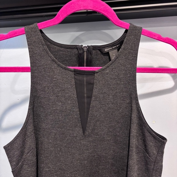 Banana Republic Tank. Size Small. Black and gray tank with zipper on back. - Picture 4 of 9
